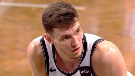 Oficiāli: “Bucks” atbrīvojas no latviešu basketbolista