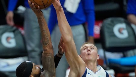 Porziņģis ar lielisku precizitāti palīdz “Mavericks” izcīnīt otro uzvaru sērijā (VIDEO)