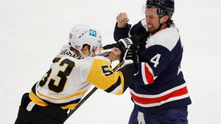 Bļugeram vēl viens kautiņš NHL spēlē (VIDEO)
