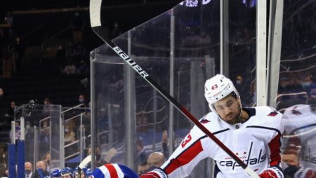 “Capitals” un “Rangers” spēle pārvēršas par boksa maču (VIDEO)
