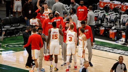 “Hawks” ar pārliecinošu uzvaru panāk neizšķirtu sērijā (VIDEO)