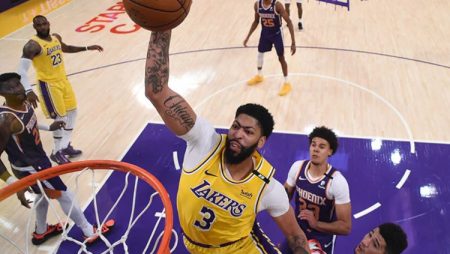 “Lakers” izkrīt jau pirmajā izslēgšanas spēļu kārtā