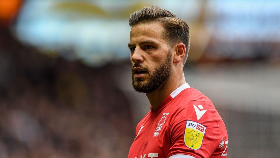 Anglijas futbola komandas iespējamo pārmaiņu priekšā: valsts varētu aizliegt reklamēt totalizatoru uzņēmumus