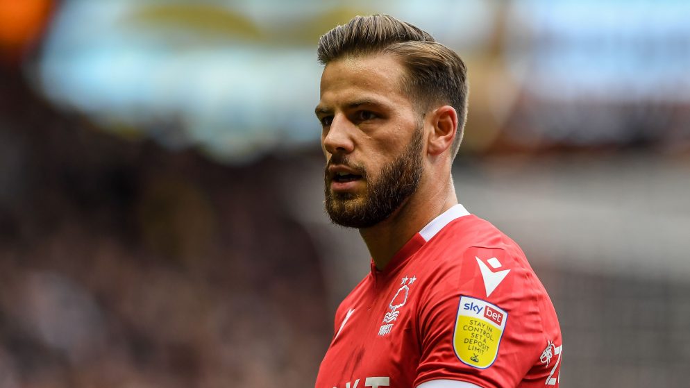 Anglijas futbola komandas iespējamo pārmaiņu priekšā: valsts varētu aizliegt reklamēt totalizatoru uzņēmumus